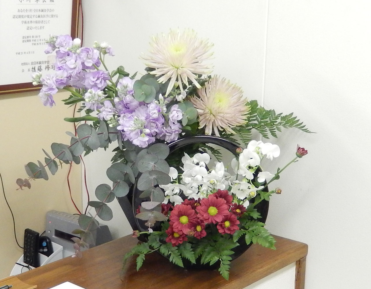 今週のお花 スプレーマム マム スイートピー ストック ユーカリ レザーファン 新宿の鍼灸院 杏林堂